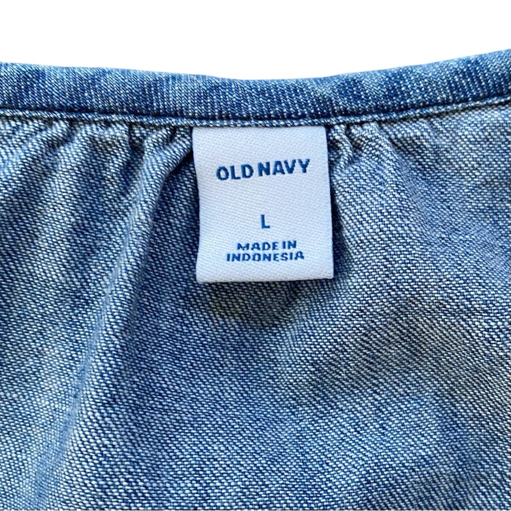 Old Navy Women’s Denim Sleeveless V-Neck Ruffle Neckline Button Front Top Size L - Picture 7 of 8